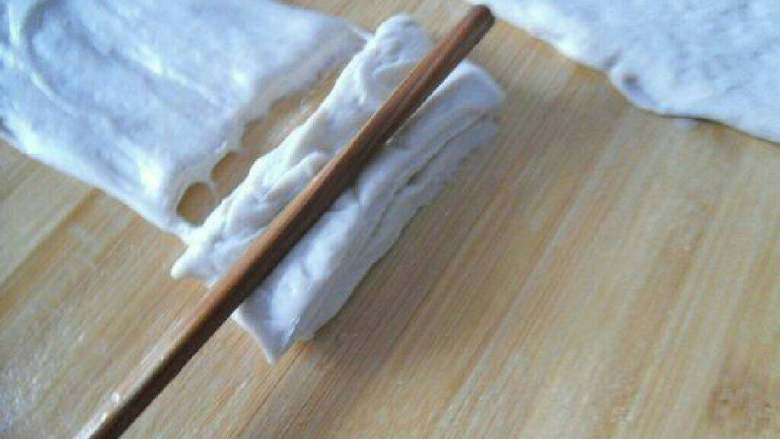 无矾健康油条,将两片放在一起。用筷子压一下，使其成为一体，即为油条毛坯。