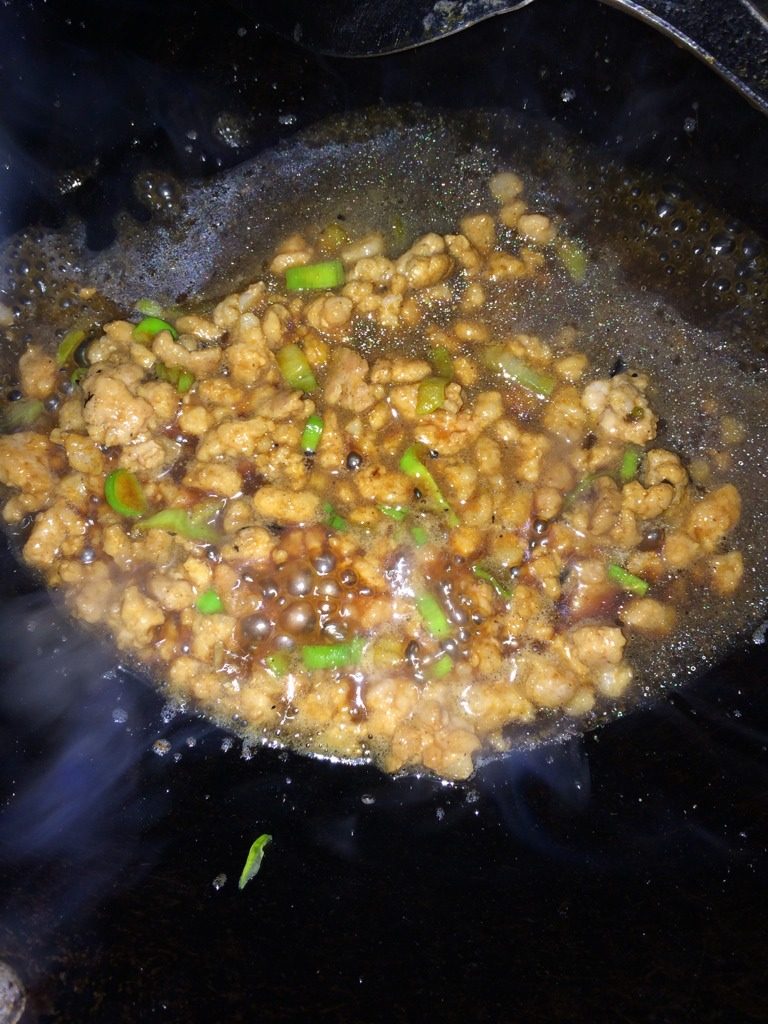 肉末芸豆丝,另起锅，烧油，把肉泥炒变色，加料酒和生抽。加入一勺清水，烧开