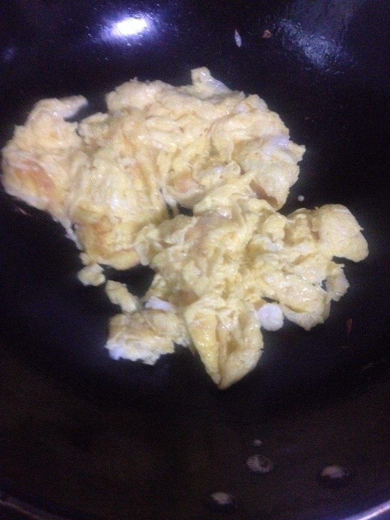 萝卜丝炒鹅蛋,如图锅里放入适量的油，烧至六成热 加入鹅蛋翻炒至熟盛出