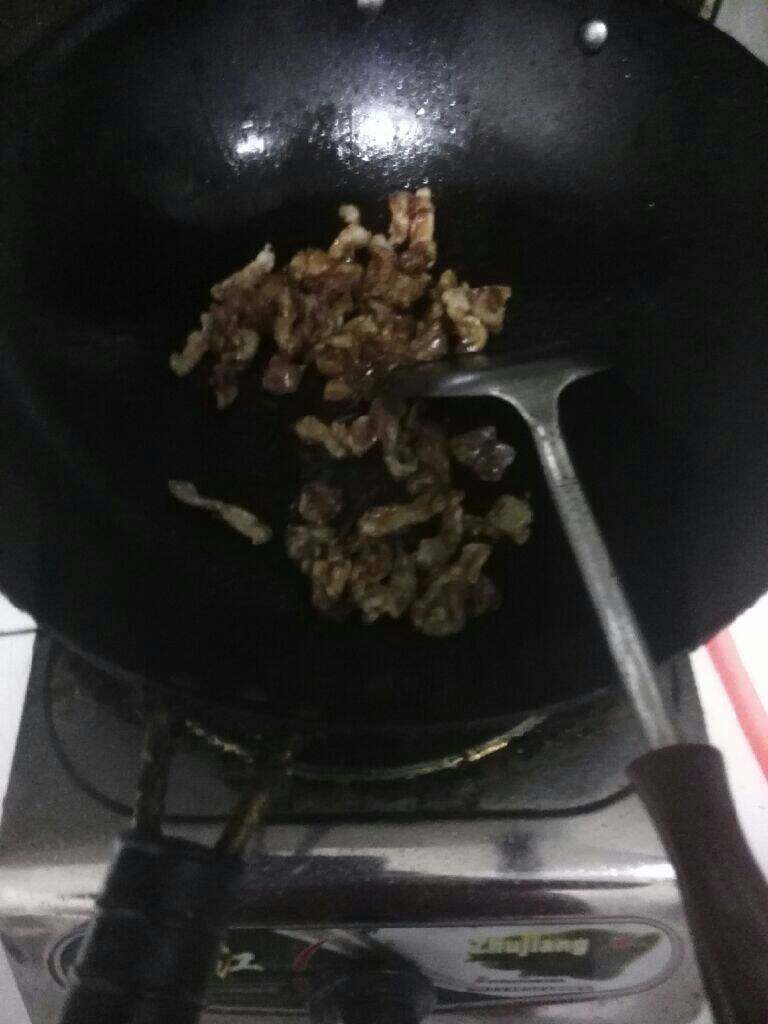 辣椒炒肉,锅里热油倒入肉片翻炒至肉变颜色盛起来