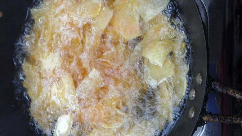 香脆可口的红薯片,锅里热油下红薯炸，炸过的红薯要复炸一遍