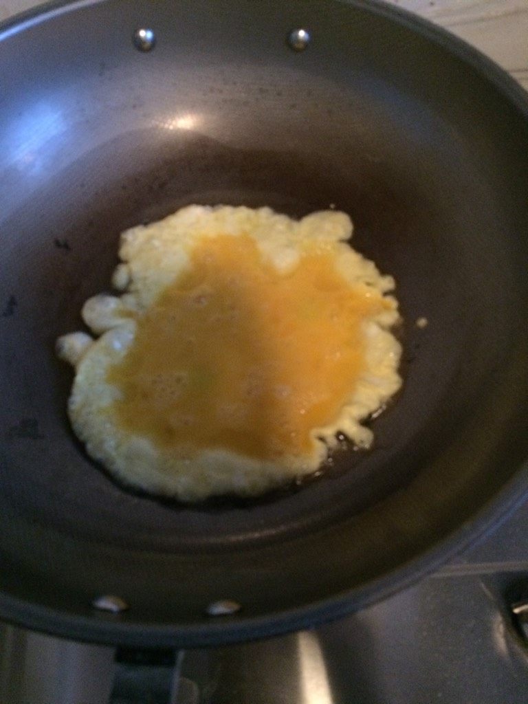 地皮炒鸡蛋,如图锅烧热，倒油，下鸡蛋液