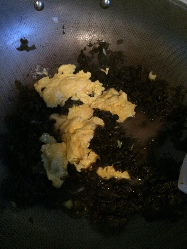 地皮炒鸡蛋,如图下炒好的鸡蛋，调味翻炒