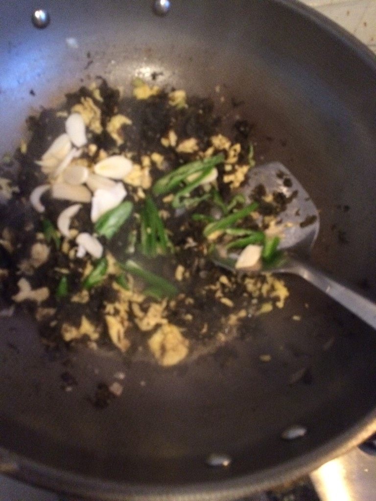 地皮炒鸡蛋,如图放青椒丝和蒜片