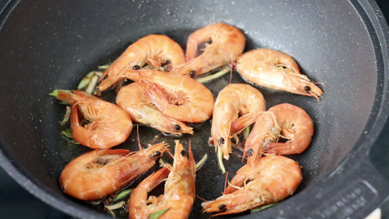 金汤对虾海鲜菇,加入对虾大火快速翻炒片刻。