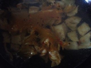 酸菜肚片汤,锅里放入适量的油，烧至六成热，倒入酸菜翻炒片刻，加入适量的清水煮沸