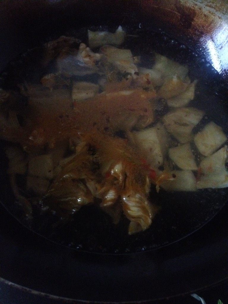 酸菜肚片汤,锅里放入适量的油，烧至六成热，倒入酸菜翻炒片刻，加入适量的清水煮沸