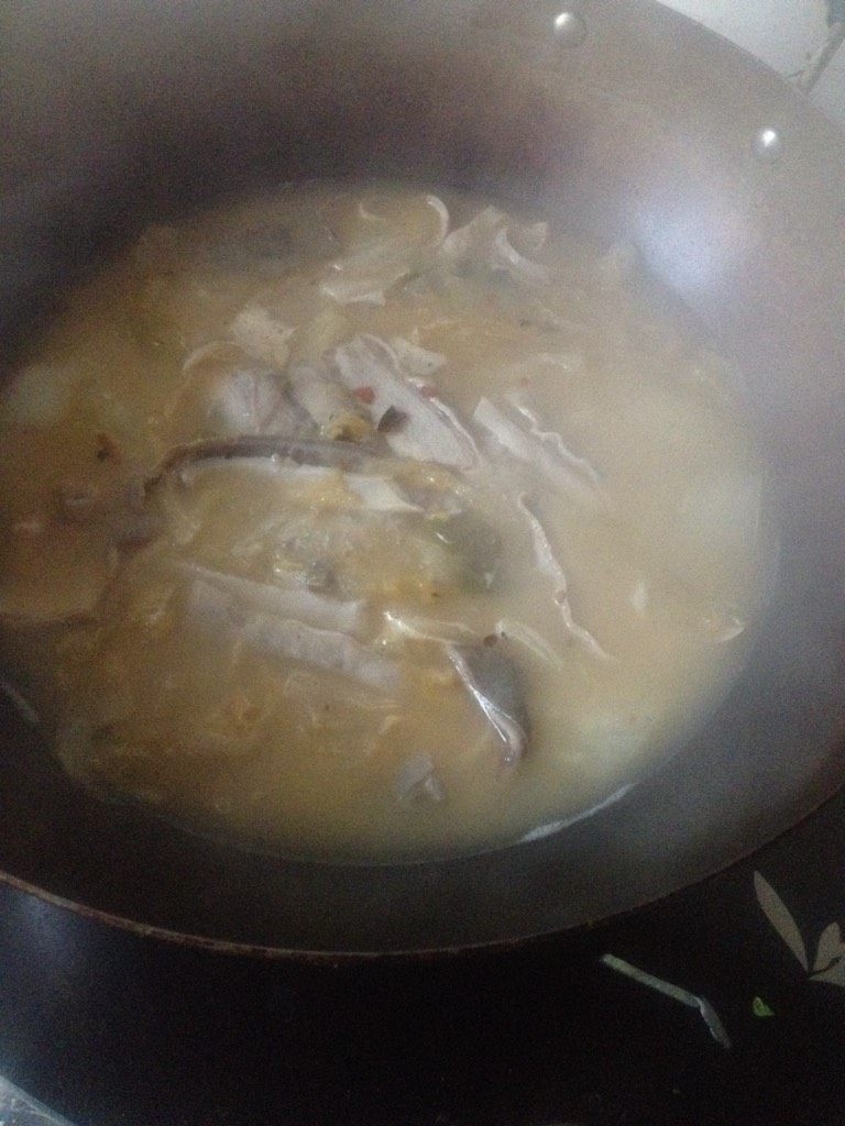 酸菜肚片汤,倒入切好的肚片，煮8分钟