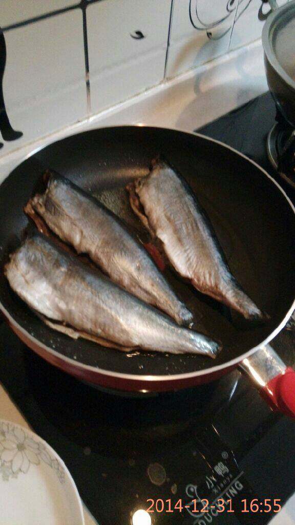 家炖青鱼,锅中放油，将青鱼两面都煎一下