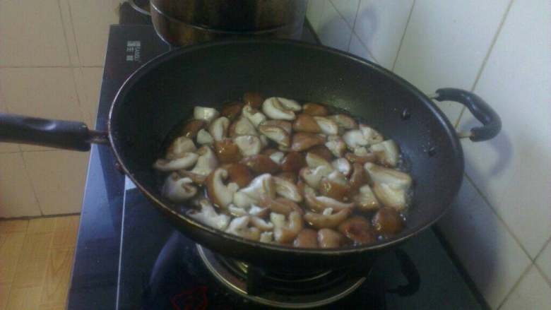 肉片炒香菇,锅内添水烧开，放切好的香菇焯烫开锅，捞出沥干水分待用；