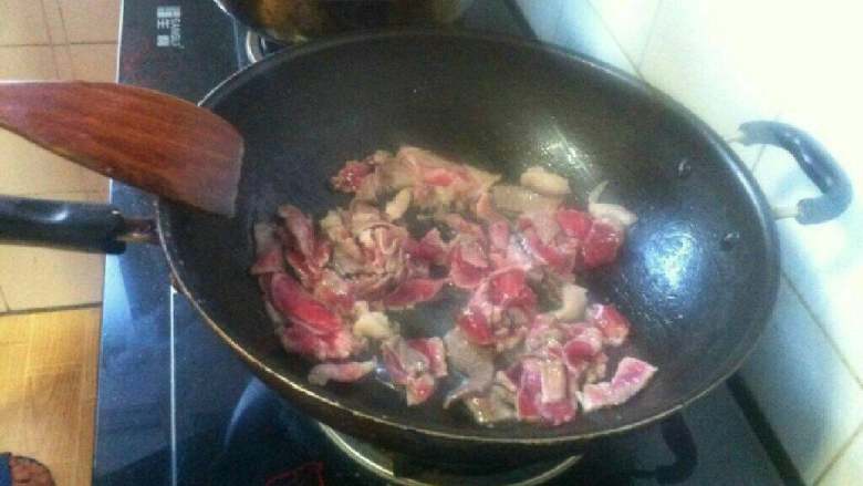 肉片炒香菇,炒锅放油烧热，下切好的肉片煸炒至变色；