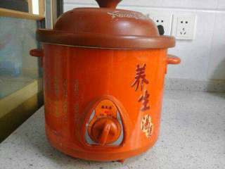 红枣枸杞乌鸡汤,盖锅盖煲两个小时