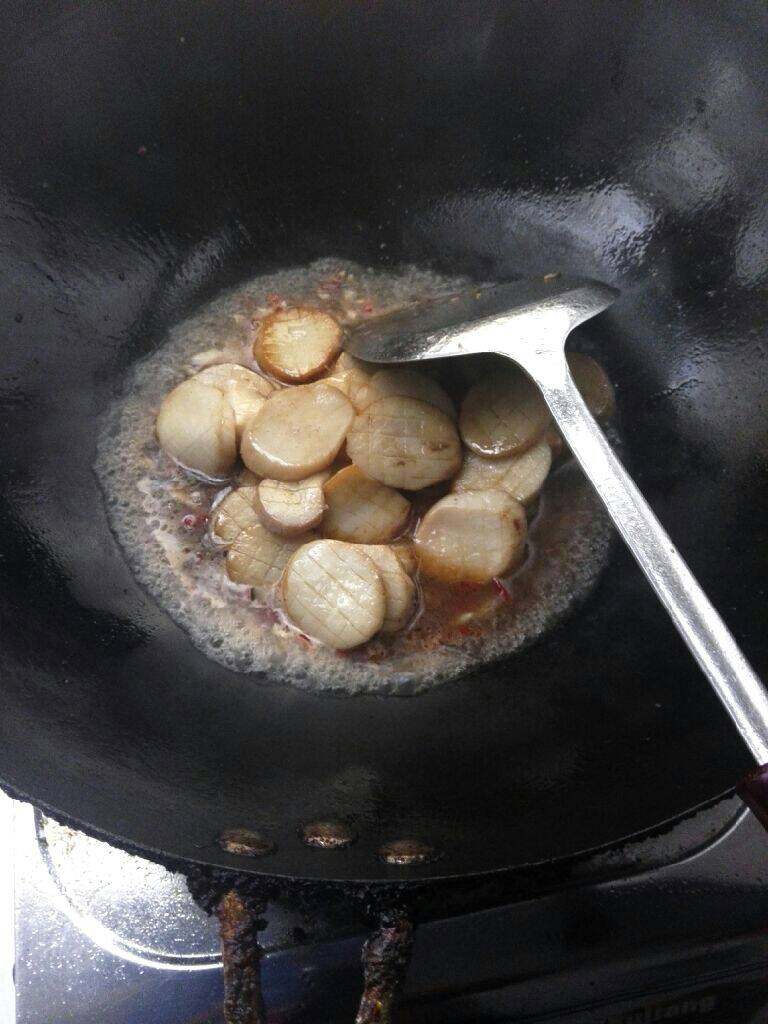 美味的杏鲍菇,加入兑了淀粉的水煮开，在倒入煎好的杏鲍菇一起煮