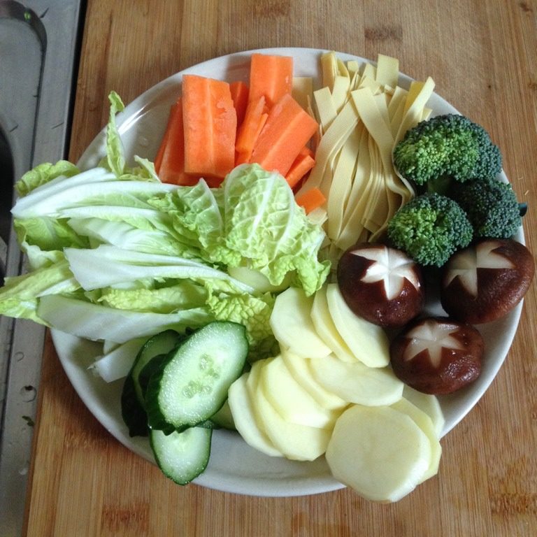 蔬菜小火锅,如图把各种蔬菜准备好