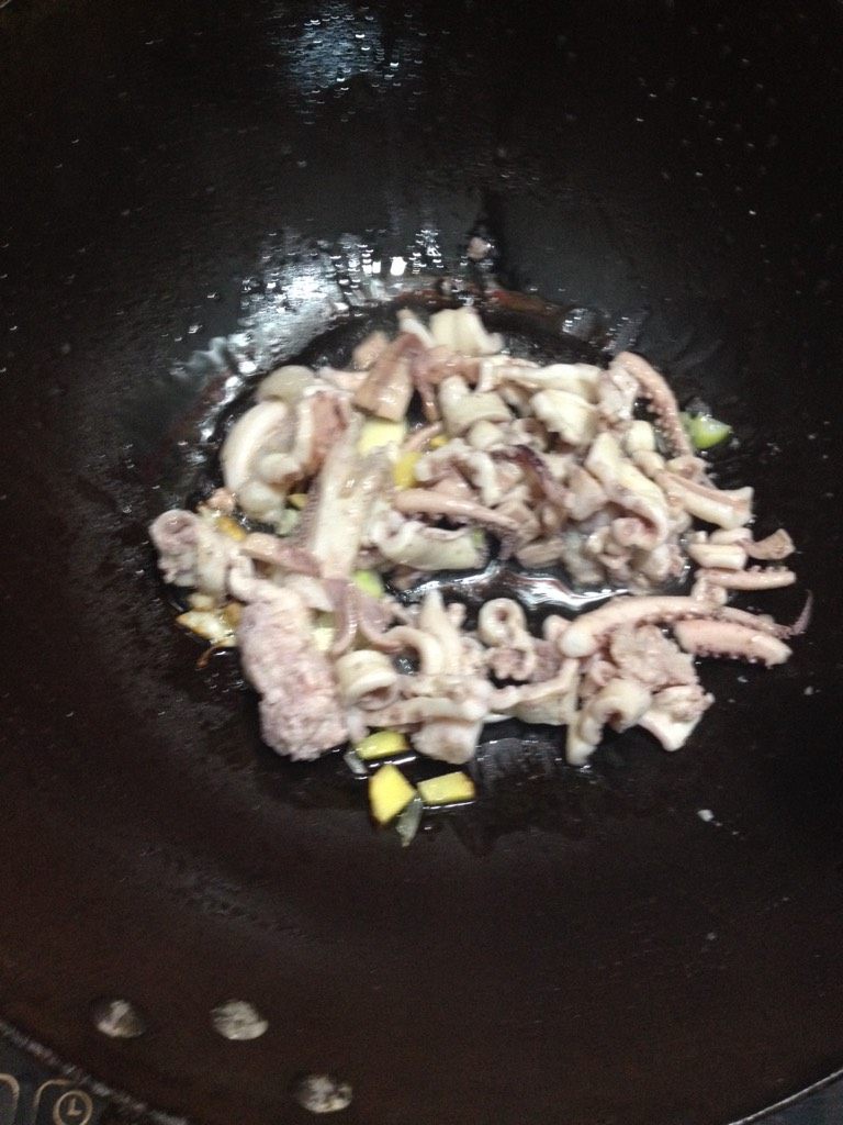 蒜蓉鱿鱼,如图锅起油，放入葱姜，加入鱿鱼