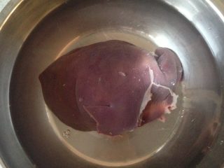 五香猪肝,猪肝先用凉水浸泡两个小时，中途换一下水，如图