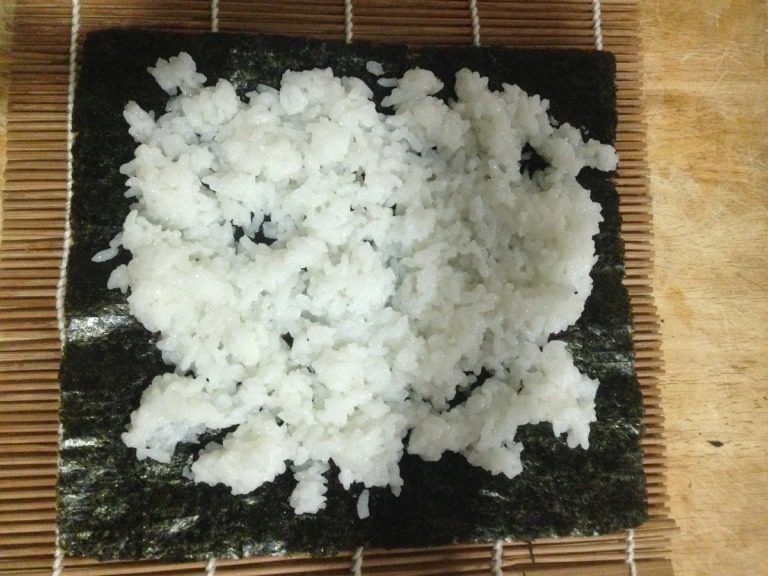 寿司,将米饭平铺在海苔上如图