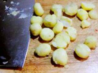  【孜然椒盐小土豆】,把所有去皮后的小土豆用刀轻轻拍扁，裂开没关系