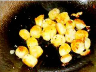  【孜然椒盐小土豆】,小火煎至略显金黄，表皮有点脆，土豆装起备用