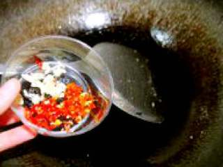  【孜然椒盐小土豆】,洗干净锅，再次入少许油，略炒蒜蓉、红辣椒碎，放入孜然，炒香