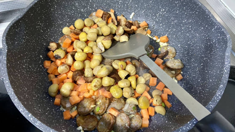 香菇板栗焖饭➕香菇板栗香肠焖饭,下胡萝卜粒香菇块板栗，翻炒均匀