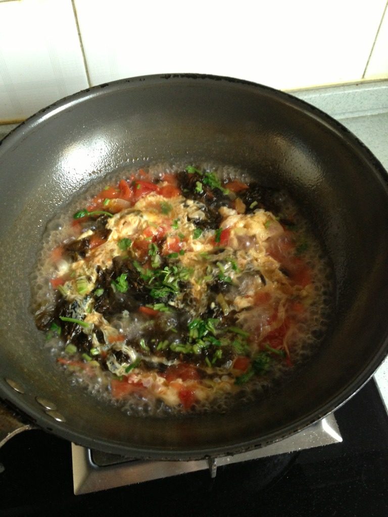 紫菜鸡蛋汤,葱花呛锅，放入西红柿，加适量盐，生抽，然后加适量水，开锅后两分钟放入紫菜，淋入蛋液，出锅时撒上香菜，如图