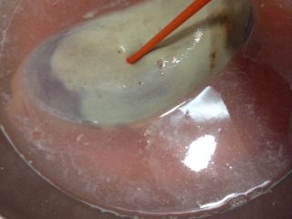 五香猪肝,如图用筷子在肝的表面扎几个洞，让血水泡出来