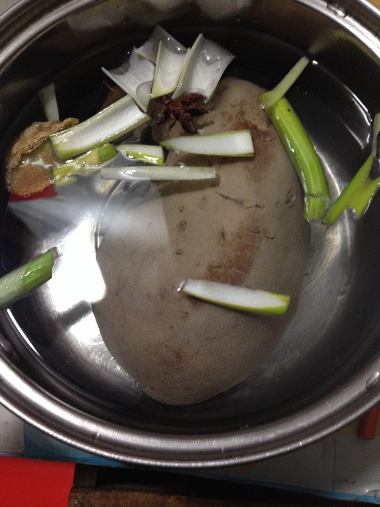 五香猪肝,如图将猪肝放入清水里，放入以上辅料，开锅，小火，半个小时，即可