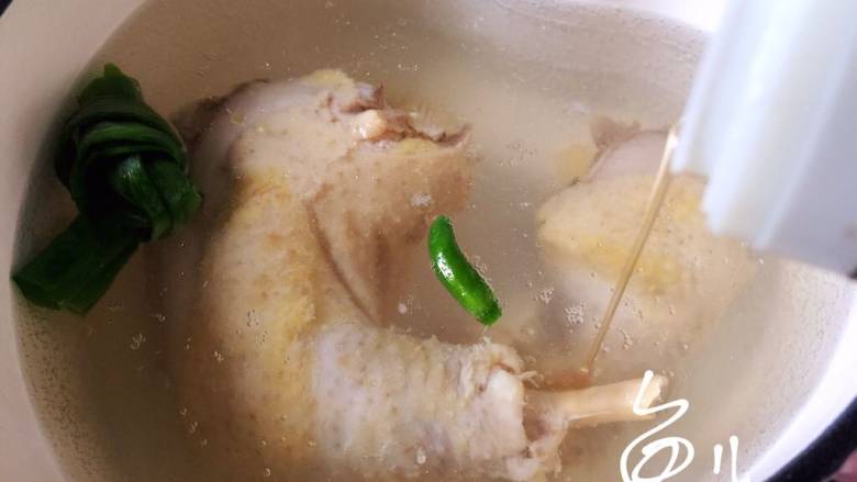 椒麻手撕鸡,鸡腿放入汤锅，加入葱结、生姜片、一个小辣椒、料酒