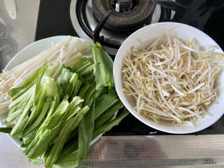 金汤鱼,绿豆芽洗净，金针菇去根洗净，油麦菜择好洗净掰成段
