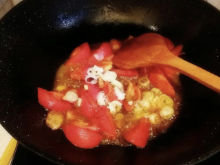 金针菇番茄汤,西红柿断生以后可以适当加入调料比如蚝油。