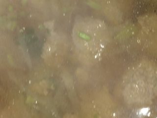 萝卜牛丸汤,煮至八分开的时候，改小火。用一个大汤匙舀调好的肉馅，滚圆，轻轻放在锅边热汤里，适时搅拌一下锅里的菜，使丸子受热均匀，直至丸子全部做完