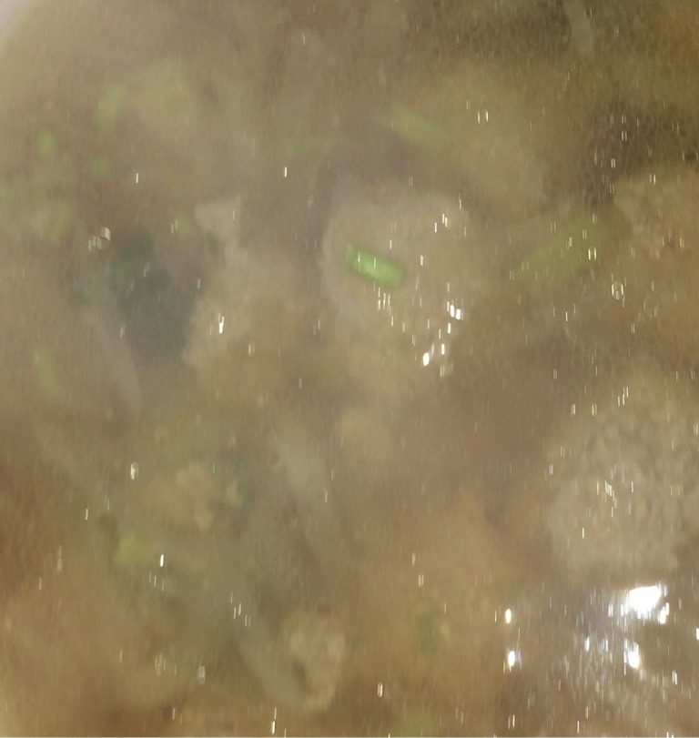 萝卜牛丸汤,煮至八分开的时候，改小火。用一个大汤匙舀调好的肉馅，滚圆，轻轻放在锅边热汤里，适时搅拌一下锅里的菜，使丸子受热均匀，直至丸子全部做完