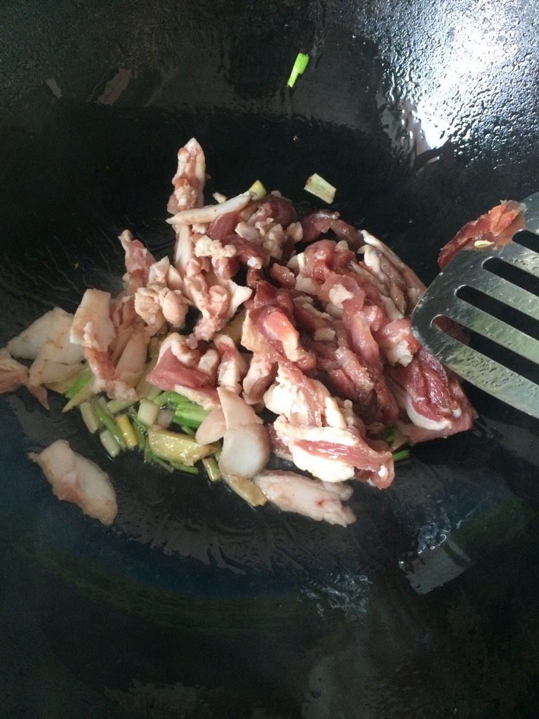 羊肉炒小白菜,如图爆香后下入羊肉片