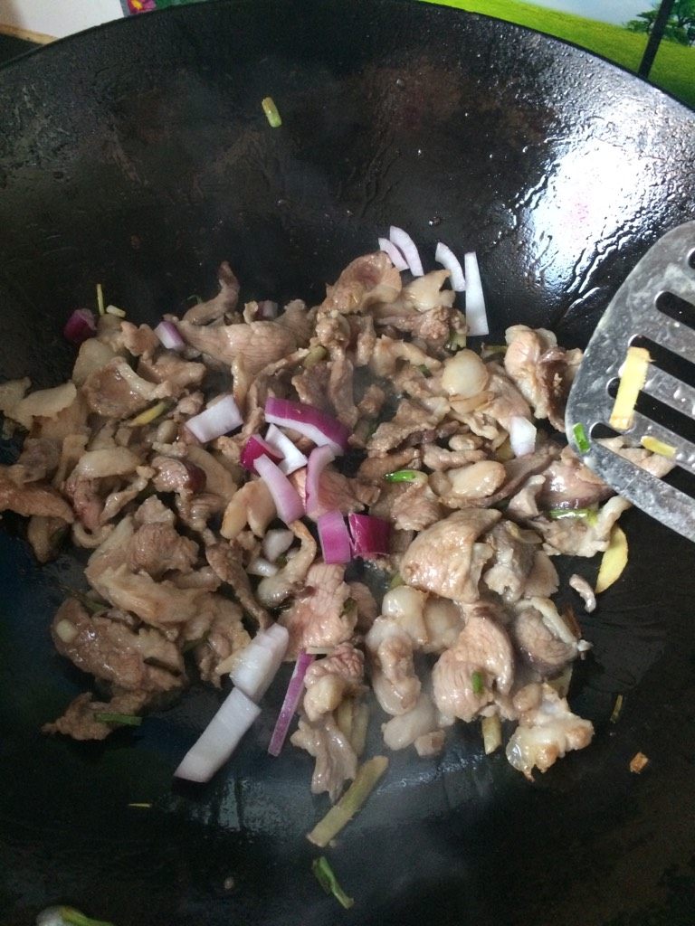羊肉炒小白菜,如图翻炒，炒出肥肉中的油脂后下少许洋葱碎，去除羊肉膻味
