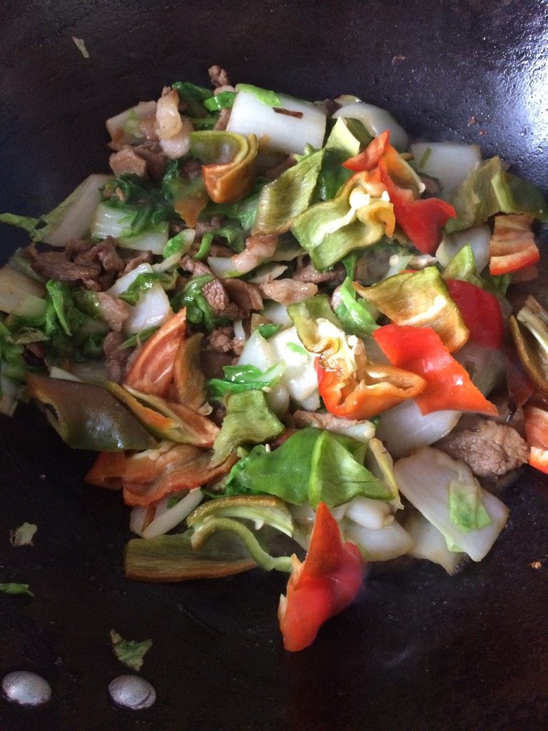 羊肉炒小白菜,如图待小白菜炒熟后下入菜椒块，翻炒