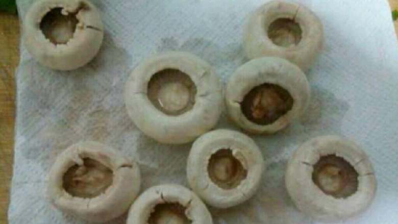 蒜香煎蘑菇,蘑菇洗干净用厨房纸巾擦干水分