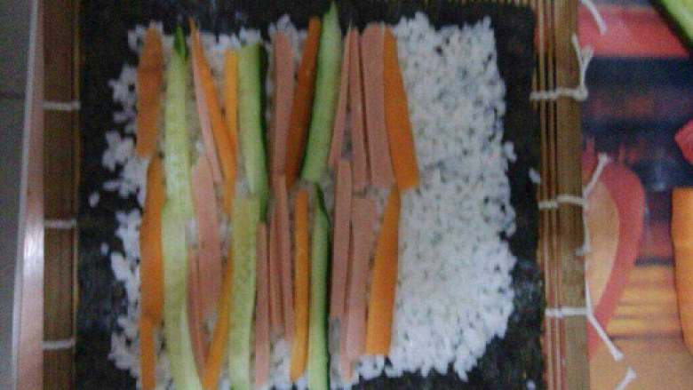日本寿司,放上火腿，胡萝卜，黄瓜