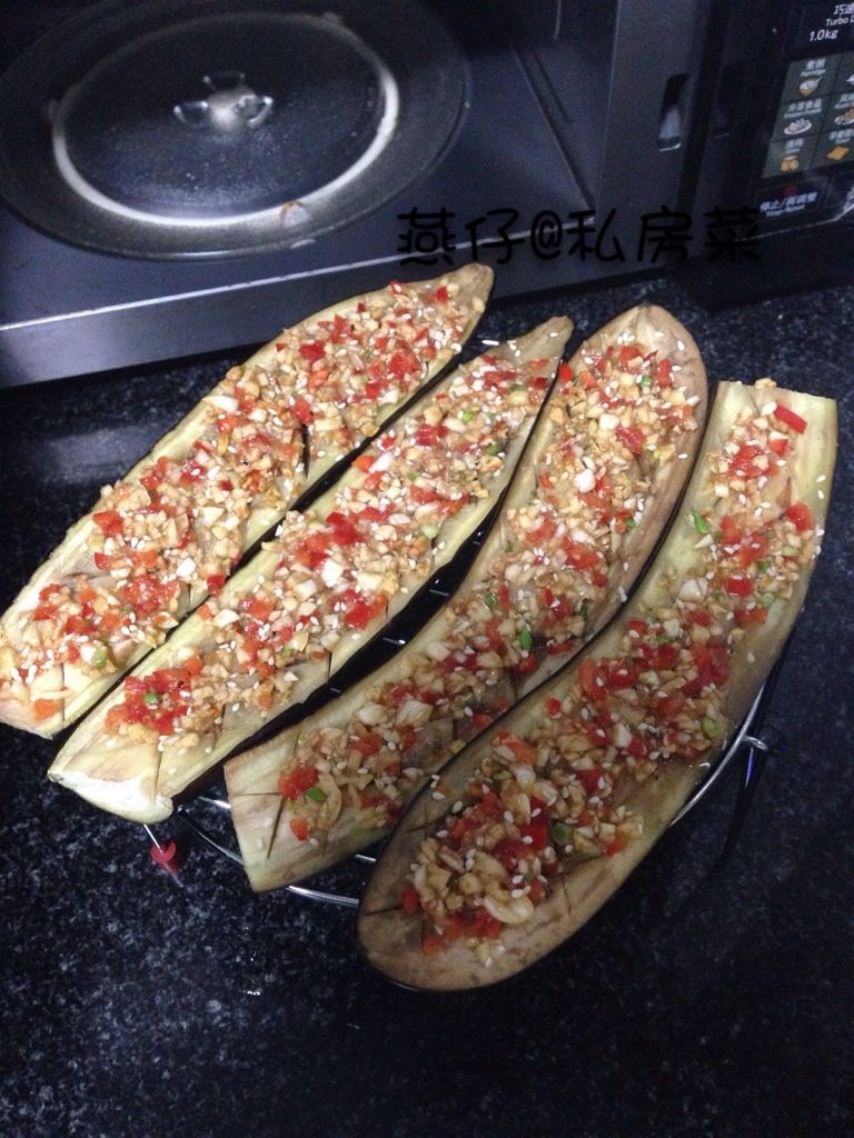 微波蒜蓉烤茄子,如图拿出来均匀抹上，蒜蓉油，再接着烤上10分钟。