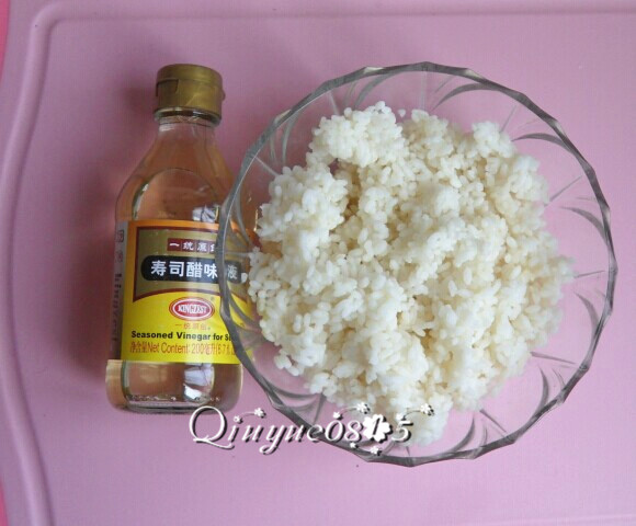 基础寿司,米饭用少量寿司醋拌一下。