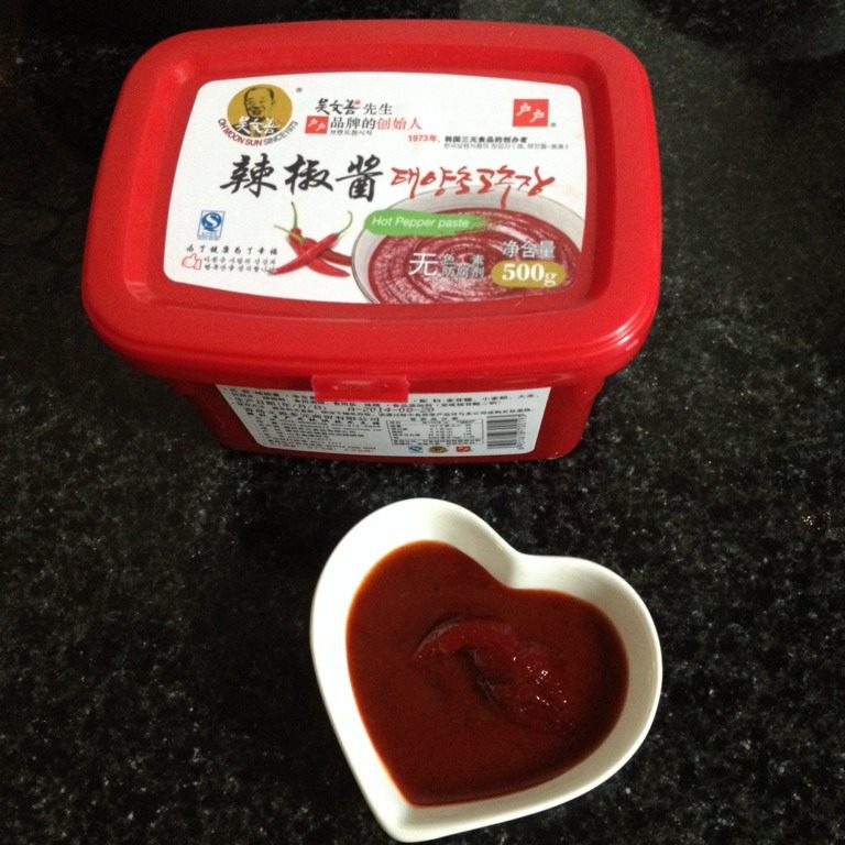 石锅拌饭,准备一大勺<a style='color:red;display:inline-block;' href='/shicai/ 46580'>韩国辣椒酱</a>和饭一起拌着吃