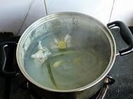 养生素什锦火锅,
腿骨洗净入汤锅中加入葱姜，当归，人参片，料酒小伙炖煮成为高汤备用。

