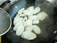 养生素什锦火锅,锅中烧开水放入鸡腿菇焯烫备用。