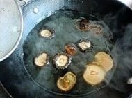 养生素什锦火锅,
最后把香菇焯烫备用。
