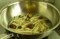 菌菇汤,
放菌菇拌炒