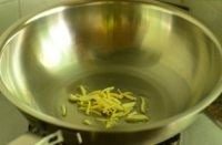 菌菇汤,
锅里热油，爆香姜和蒜
