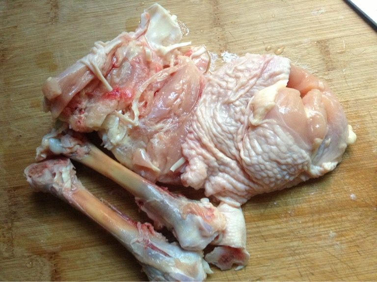 照烧鸡腿,如图解冻鸡腿将骨头与肉分开