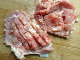 照烧鸡腿,如图在肉上切几刀，不要切断
