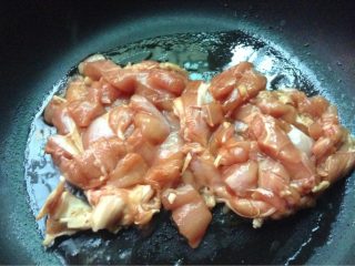 照烧鸡腿,如图热锅放油中小火将鸡皮朝下放入煎，