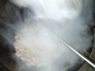 牛肉咖喱饭,锅热放油油热放牛肉炒制好